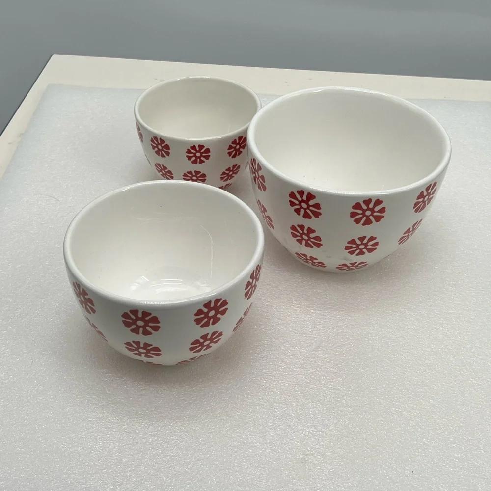Crate & Barrel Scandia Set of 3 Nesting Bowls White Red Snowflakes Ceramic EUC
